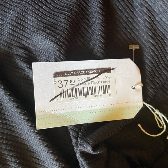 Vine & Love cold shoulder top NWT - Picture 5 of 6